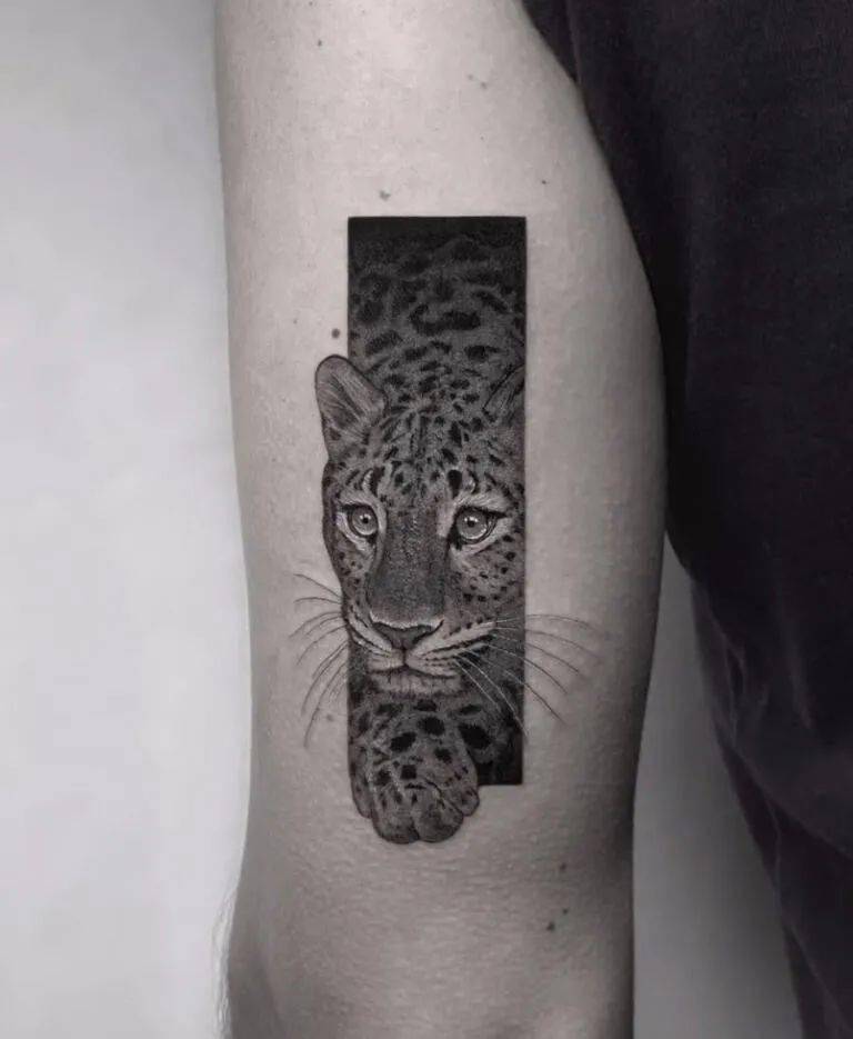 敢于进攻身体较大的动物在美式old school纹身中黑豹是英勇无畏,强壮