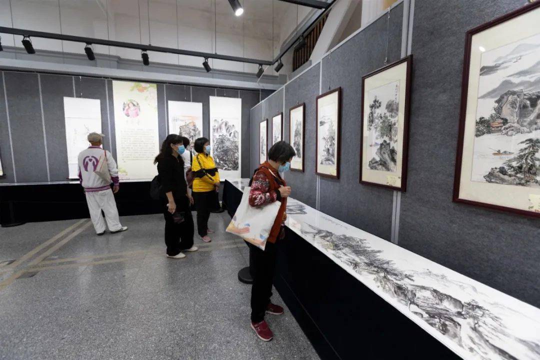 滑动查看下一张图片"丹凤朝阳—张凤燕,陈曼丹,朱瑛画展"正于东莞