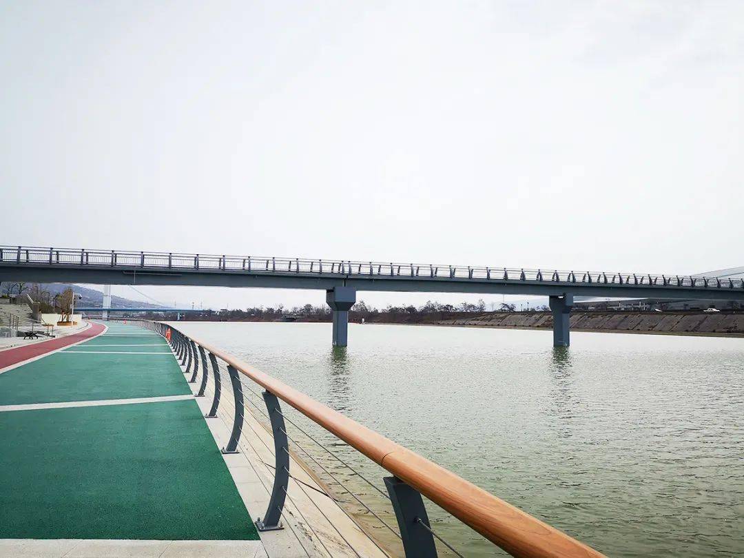 天水这座人行便桥开通了附近居民出行更方便了