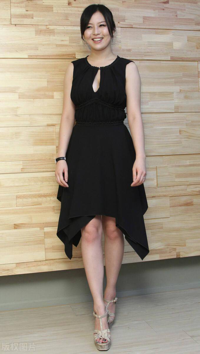 刘品言身穿连衣裙如花儿绽放魅力迷人