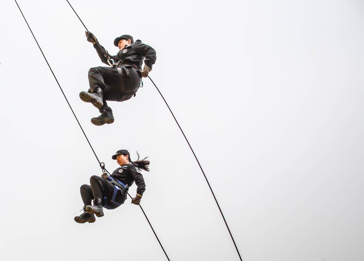 同一组动作,队员需要往返训练多次,每次下滑训练完成后,教练员都要对