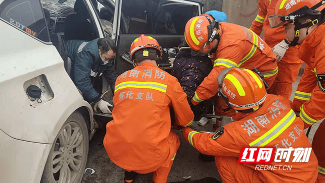 沅陵县消防救援大队成功救援车祸事故人员