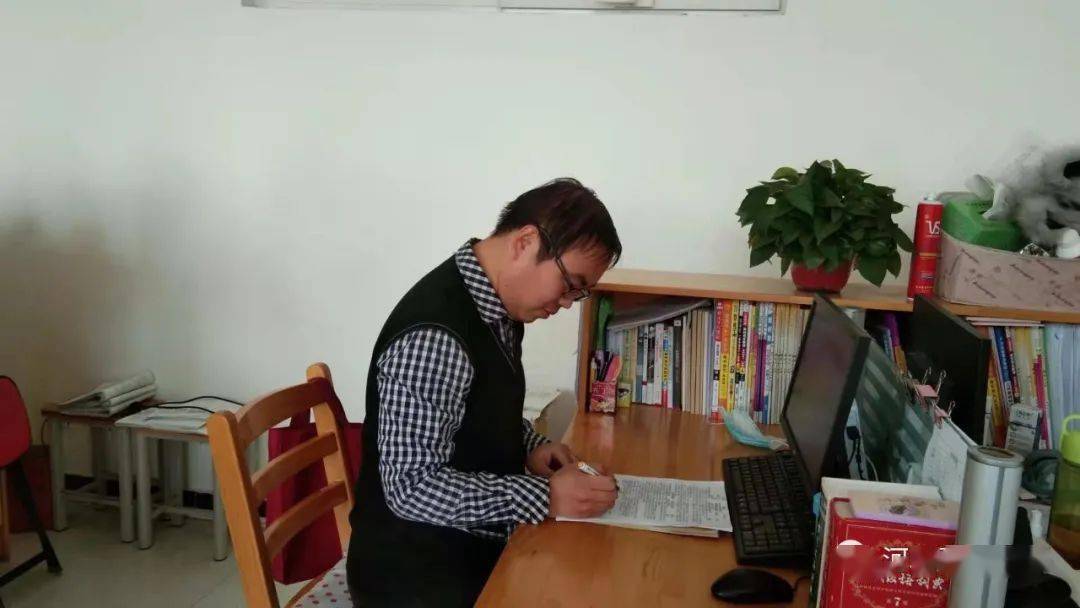 伏案备课的你最美丽