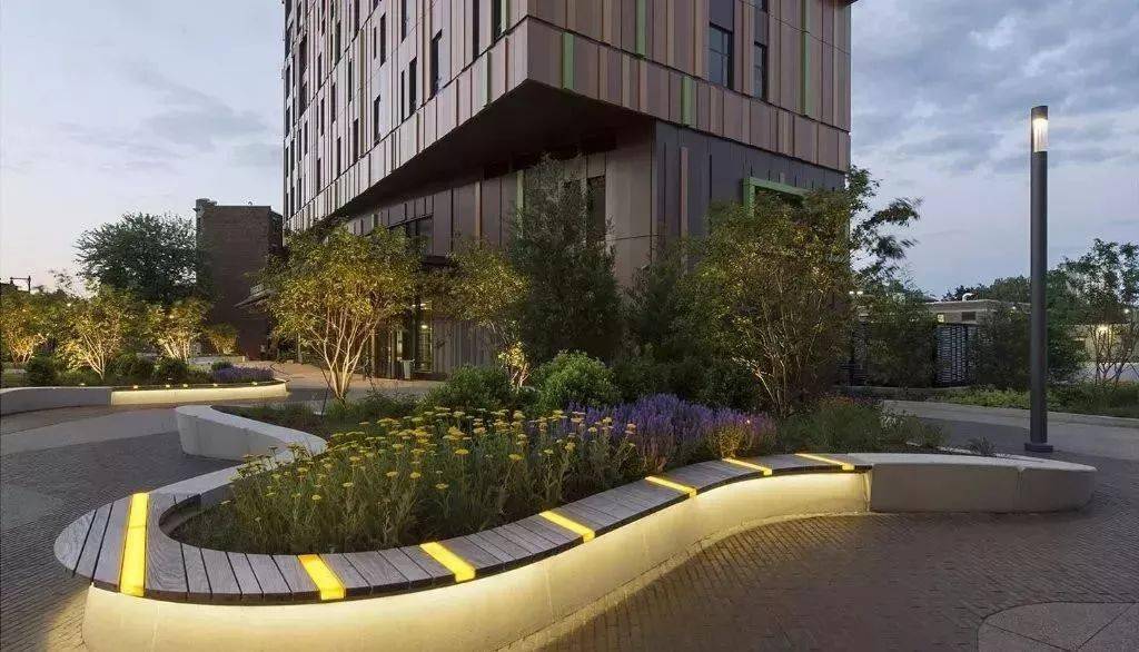 如何把一个普通的树池设计得很巧妙呢?_广场