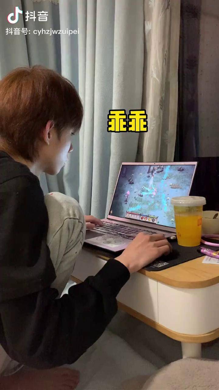 你们的男朋友打游戏的时候也这样敷衍吗情侣