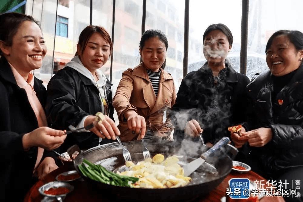 3月6日,坪子社区第一书记吴穷(右)和社区干部吴洪梅在办公室内登记