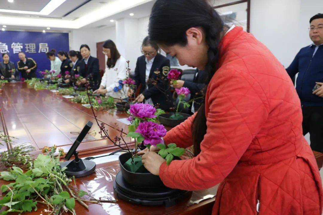 市应急管理局开展"三八"妇女节插花活动