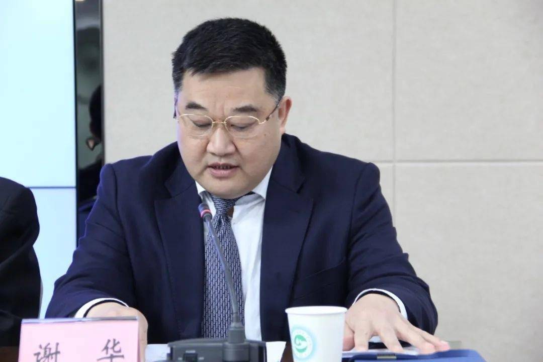 市公安局局长王琪答记者问(左,市司法局局长谢华答记者问(右)资阳市