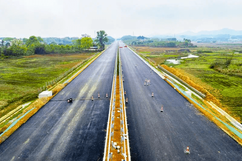 等13个在建高速公路项目,以及推动新开工的南宁南二环等高速路建设