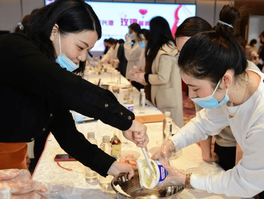 浓情三月兴港投资举办三八妇女节系列特色活动