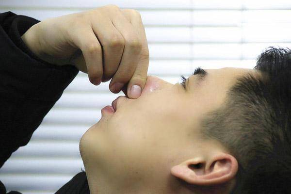 春天气候干燥易流鼻血流鼻血时该怎么办仰头有用吗