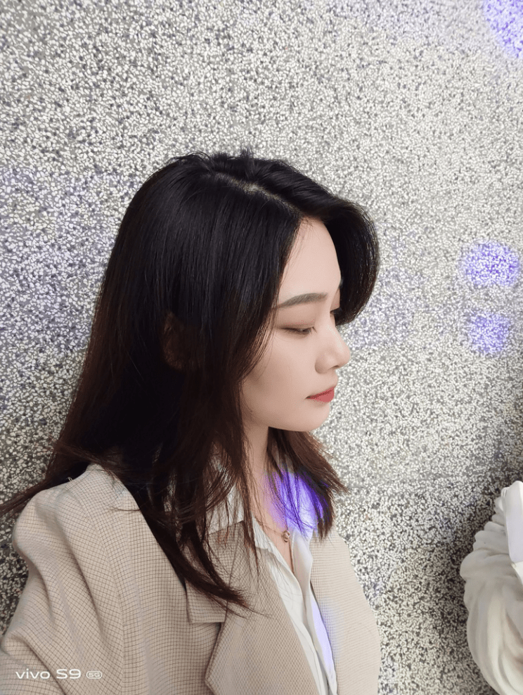 (开启侧脸美颜功能前)(开启侧脸美颜功能后)自拍更加与众不同各位小姐