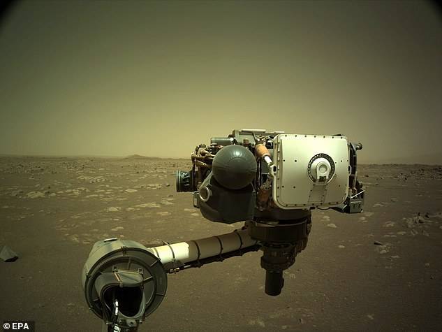 手臂|NASA最新照片：“毅力号”在荒凉火星上做“手臂检查”