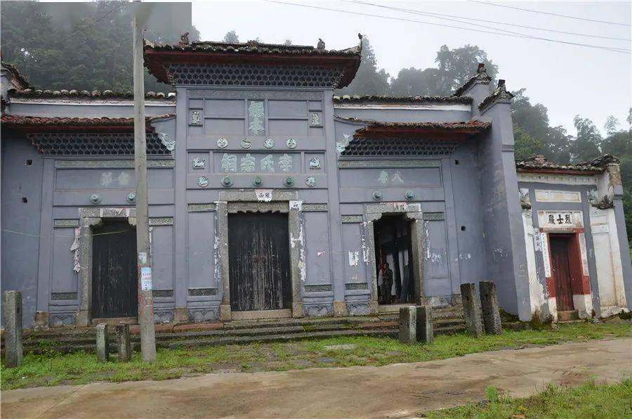 蛟湖村位于黄陂镇政府所在地西南部13公里处,海拔890米以上,该村是