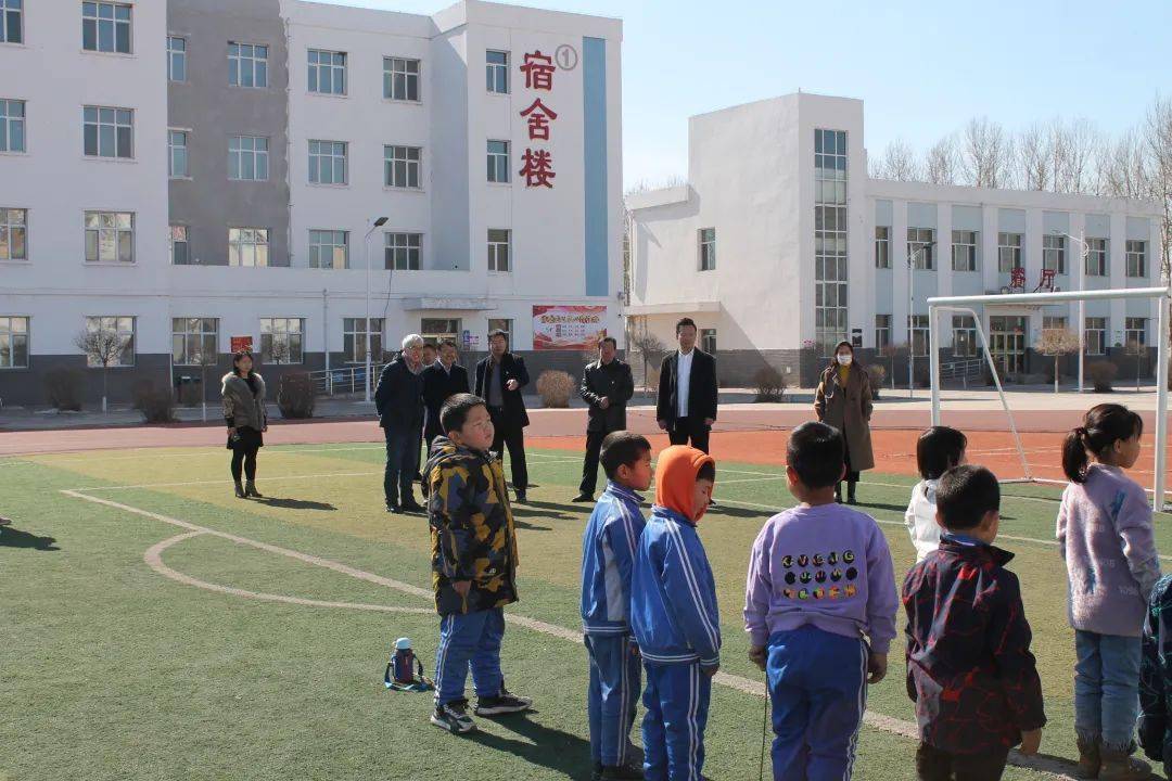 兴安盟教育局党组书记局长朱宝江一行深入乌兰浩特市卫东中学卫东小学