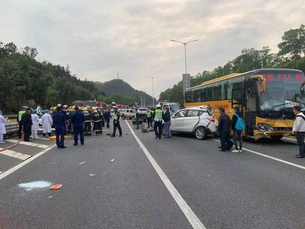 东莞市潮莞高速发生一起四车连环追尾事故3月7日17时许高速4车追尾,2