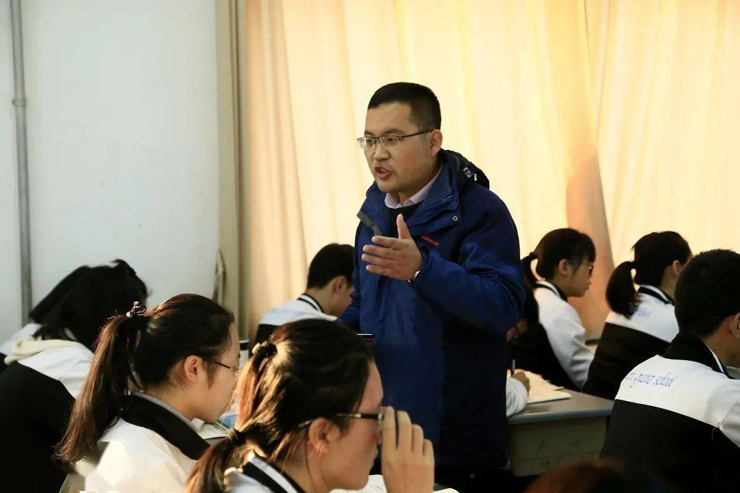 禚冯昌老师格迈纳尔中学下面请看第一期!