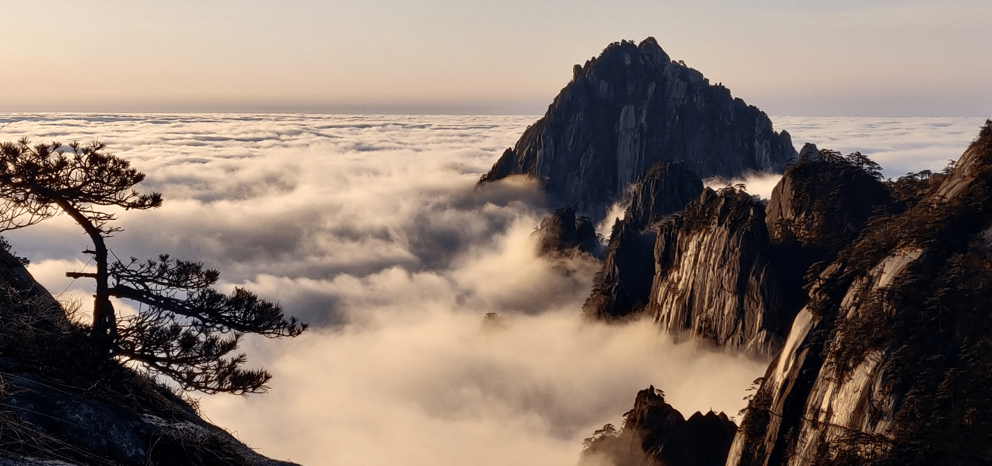 安徽黄山风景区现惊现瀑布流云和霞海景观