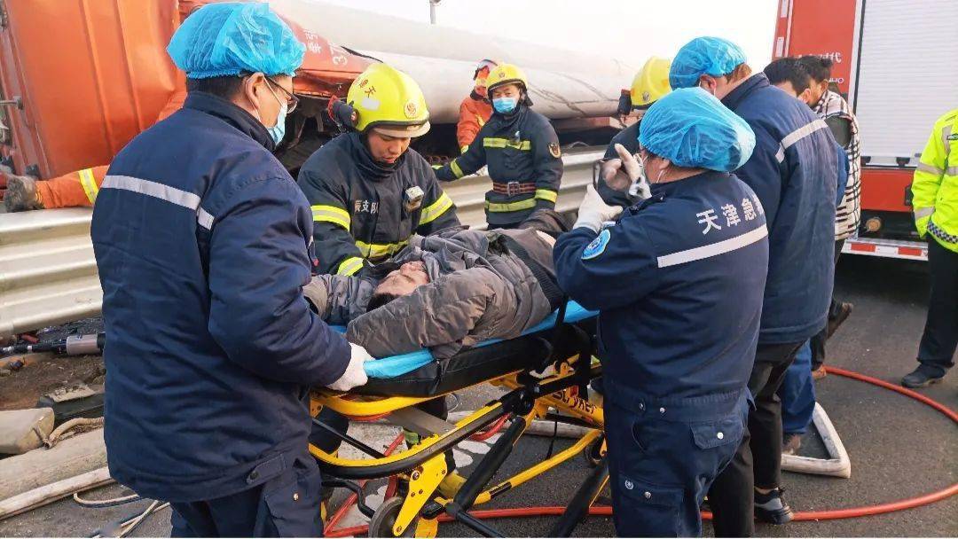 消防员用身体当"肉垫"续写生命接力_救援