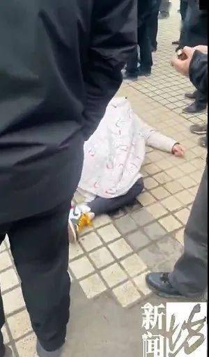 叶先生说,期间有群众报警 但在民警来到前, 有人起哄说保安打死人 当