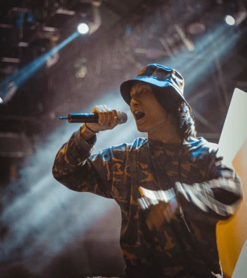 buzzy因龙崎事件被人diss!网友:"早该有人diss这个双标狗了"!