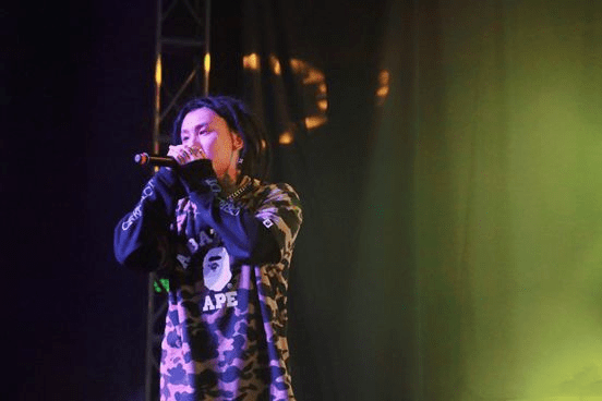 buzzy因龙崎事件被人diss网友早该有人diss这个双标狗了