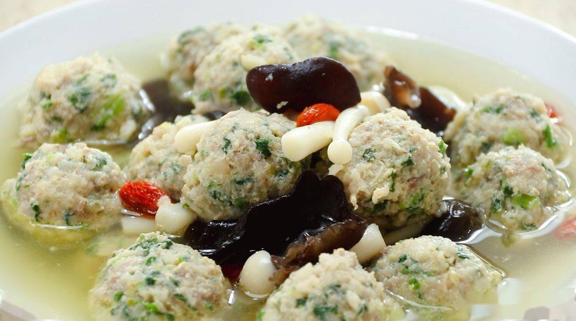 三月这菜正鲜嫩,配上猪肉和马蹄做丸子,一点都不柴,味道鲜美_荠菜