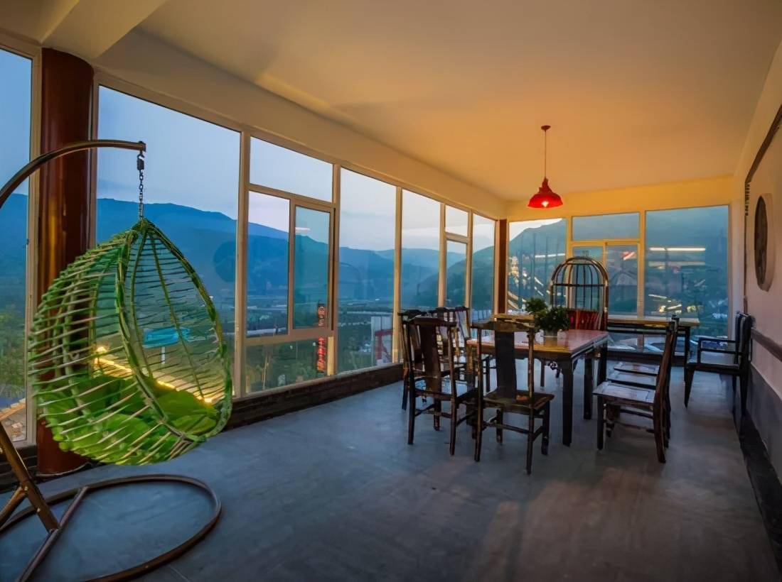 杜鹃民宿设有各类用餐包间,聚会餐厅,中型会议室,咖啡屋,茶社,书吧等.