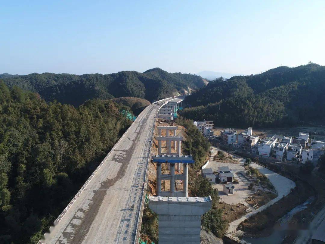 围观大广高速兴泉铁路最新进展