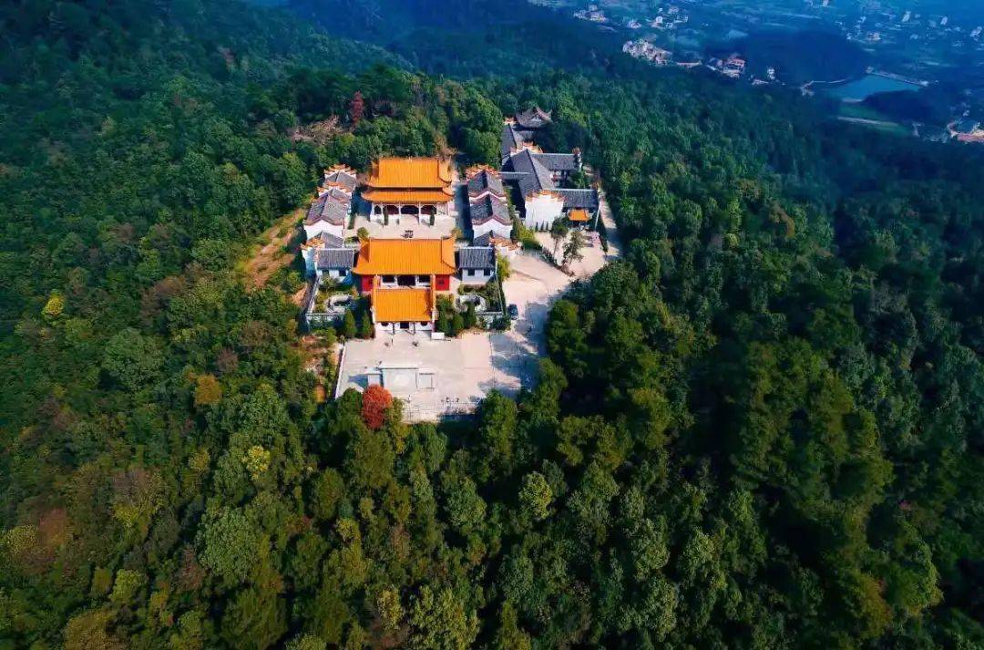 春节期间,雨母山景区的"福文化广场"火爆了朋友圈,拍照打卡,感受仙气