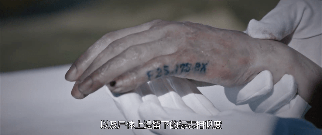 不久后,少女被割去头颅的尸体,被人从湖底发现.