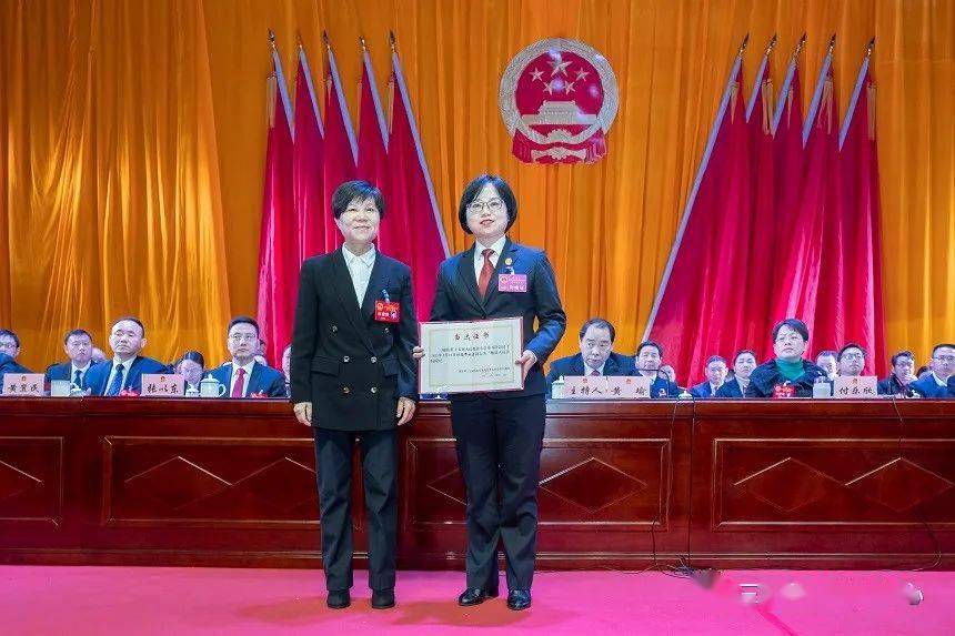 法院院长,县人大常委会主任吴永萍同志向新当选的同志颁发当选证书