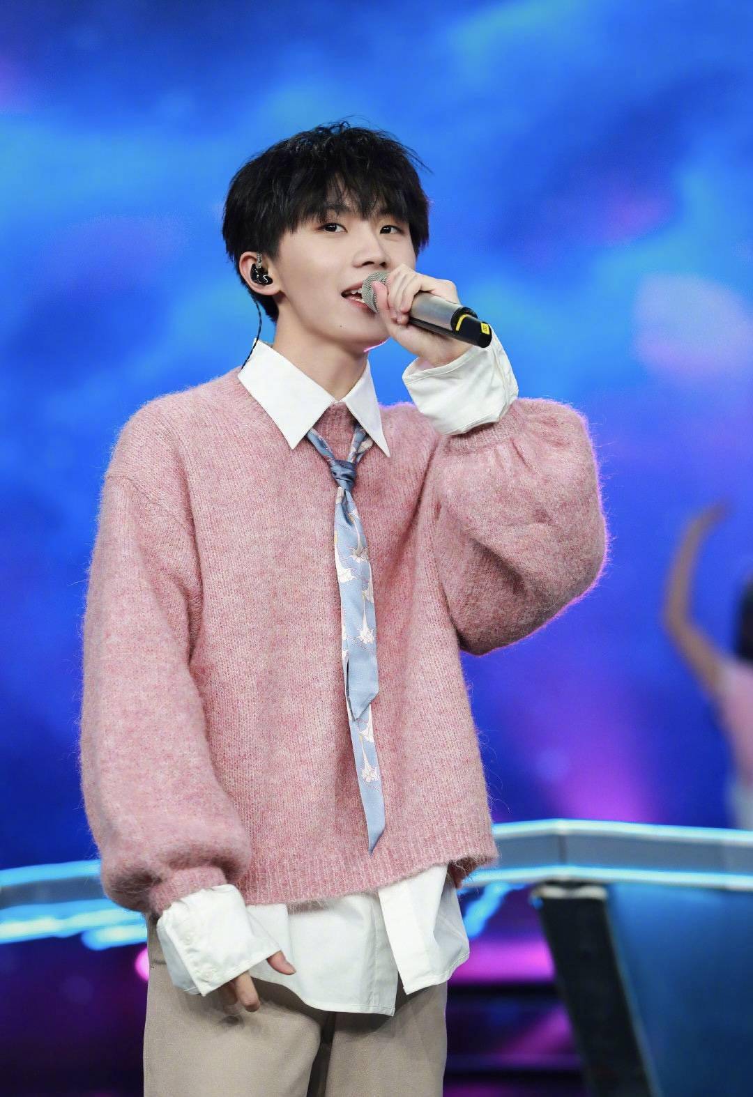 [消息]时代少年团《快乐大本营》剧照出炉 今晚20:20和少年开启奇幻之