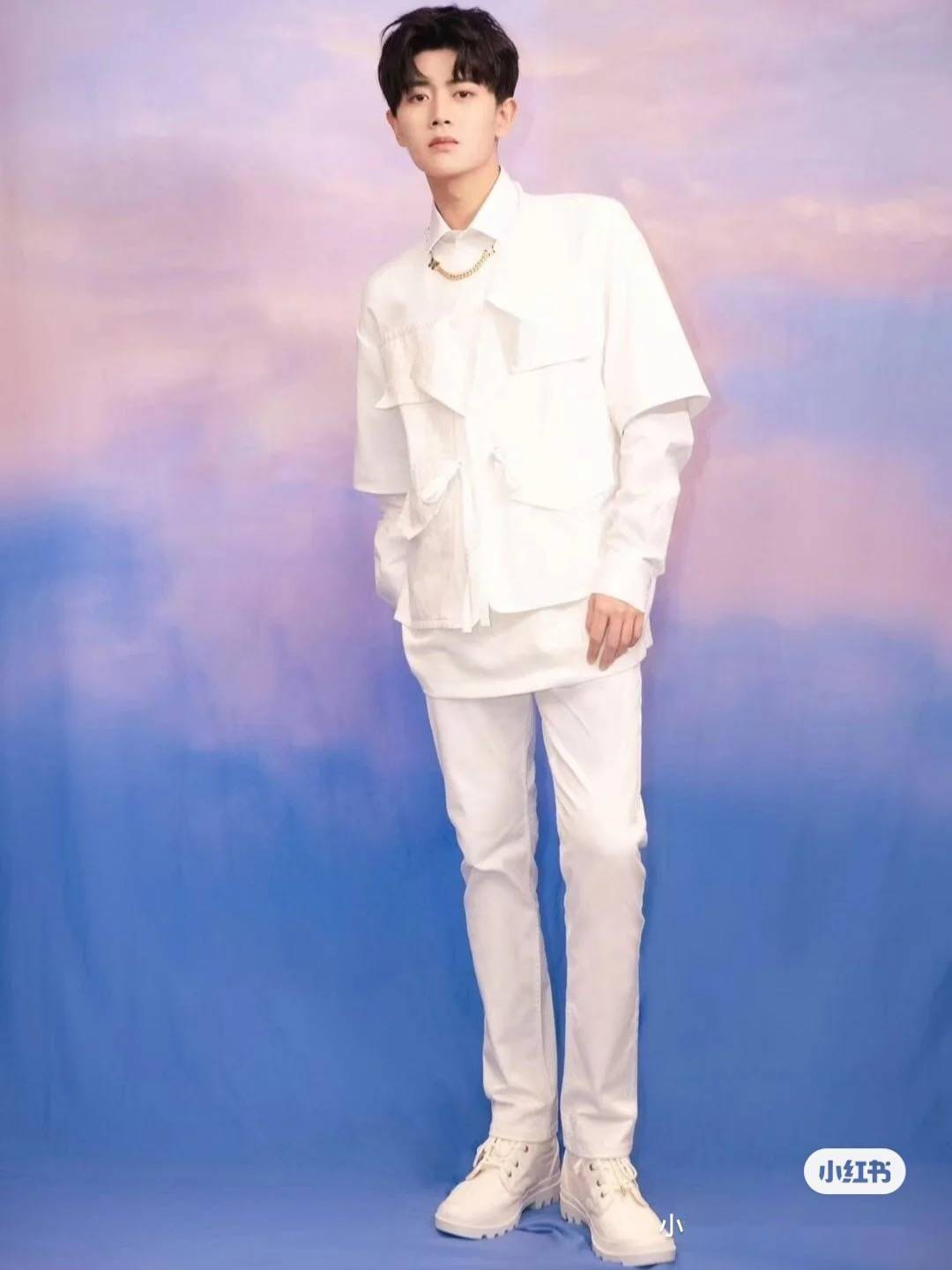 某红书发现白衣美少年一枚jrjj表示看了任嘉伦的腿减肥的动力有了