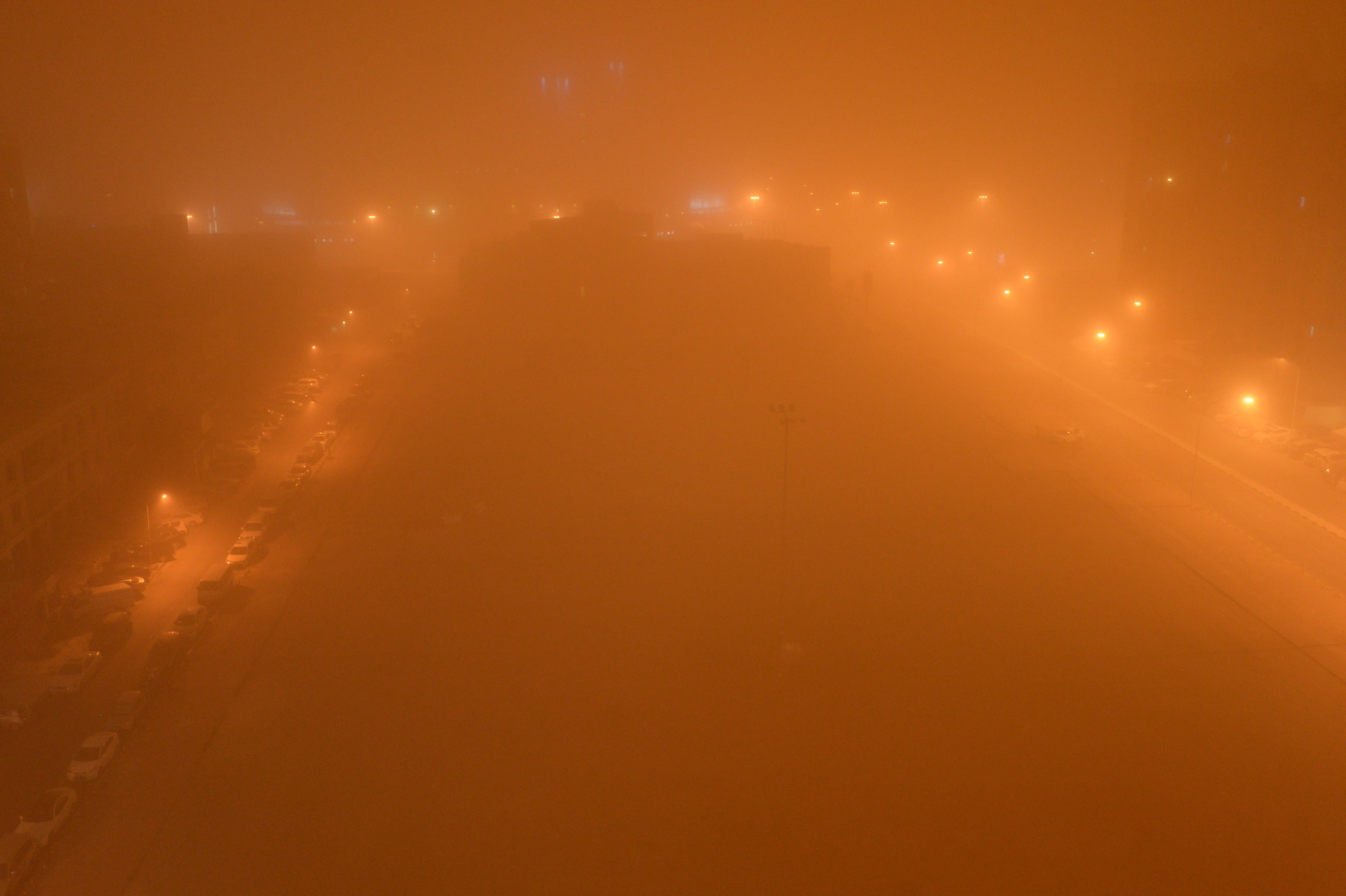 科威特城遭遇沙尘暴