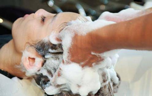 用艾草泡过的水洗头还有一项隐藏属性就是可以改善大脑的神经,舒缓