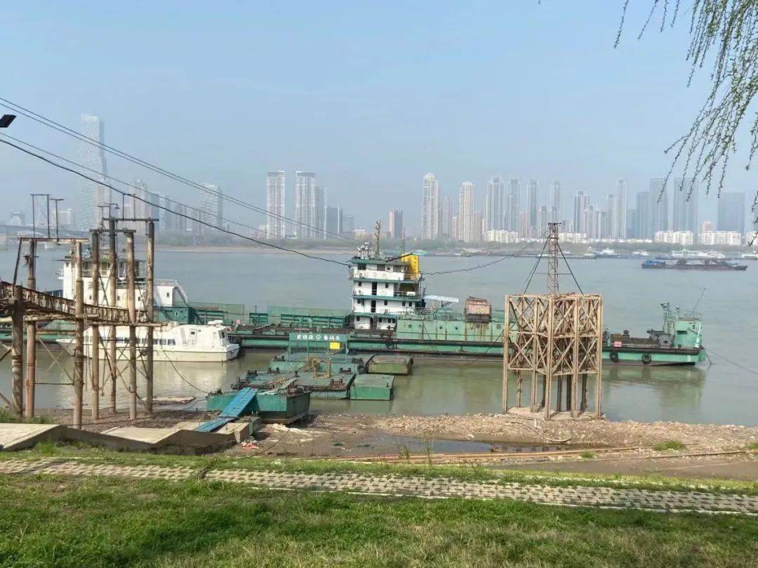 段距离能看到粤汉铁路码头遗址沿江边往长江二桥方向走从铁机路闸口进