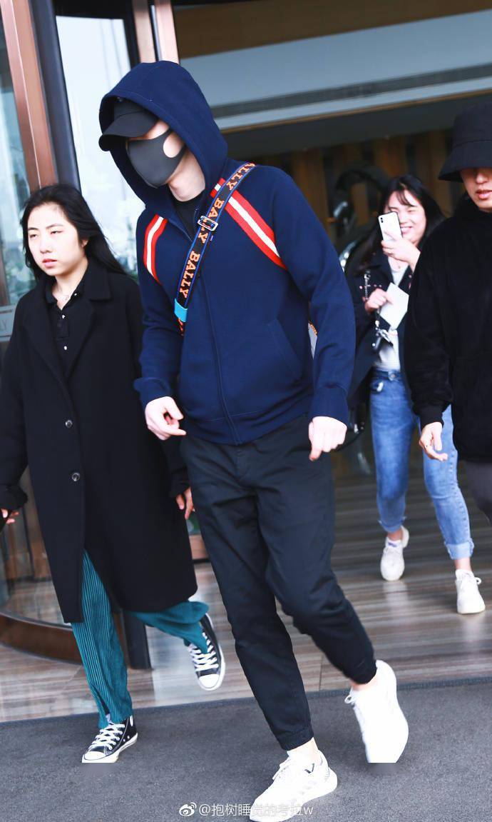 那年今日|邓伦长沙飞上海出发 休闲运动风演绎机场时尚_动态