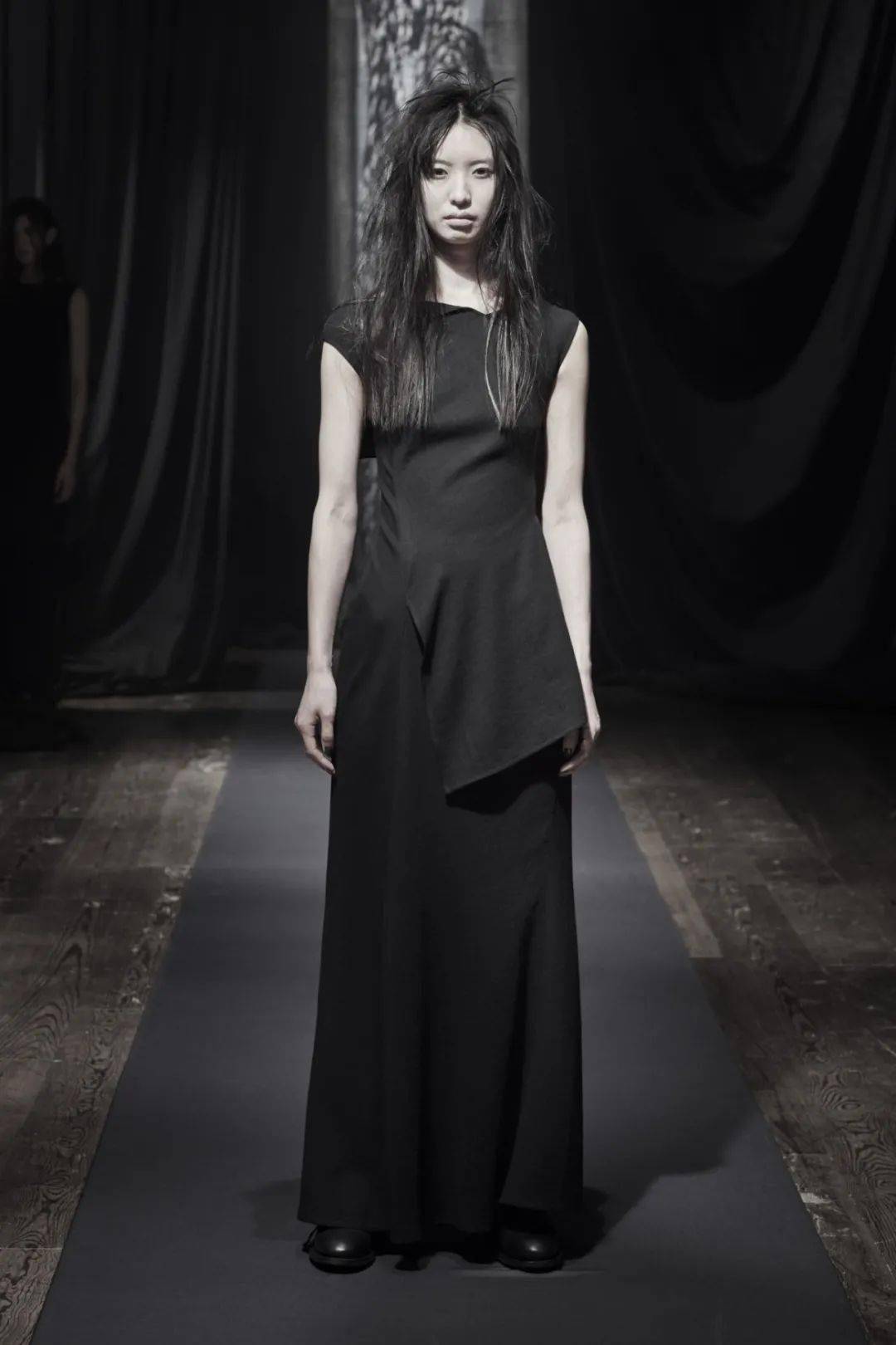 山本耀司yohji yamamoto 2021秋冬女装系列发布!(浪漫暗黑朋克)