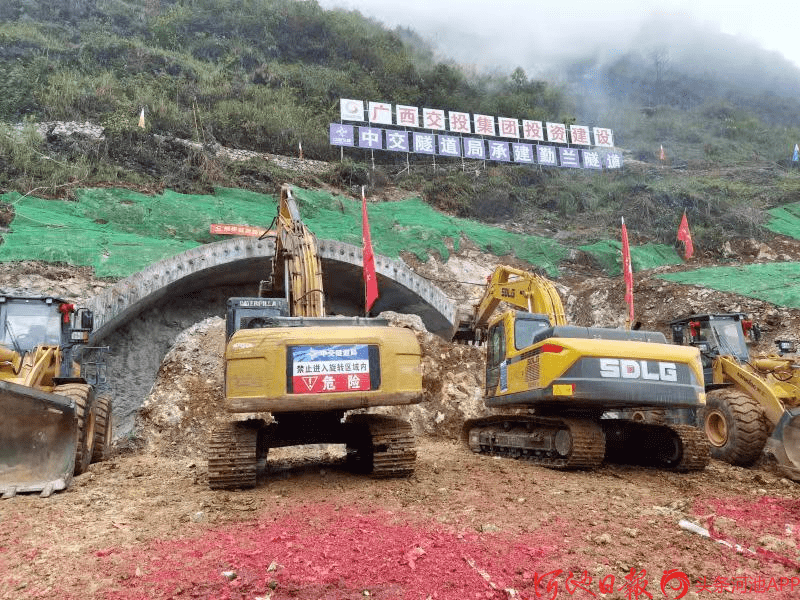 天巴高速是河池市境内目前首条双向六车道高速公路.