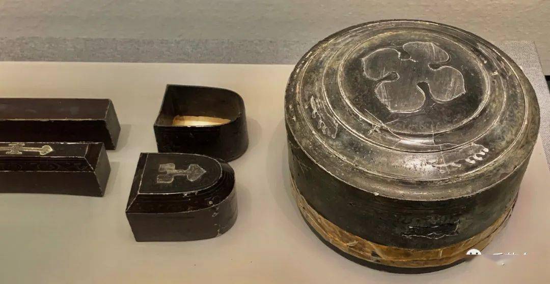 该组漆奁由一个圆形母盒和七个子盒组成.