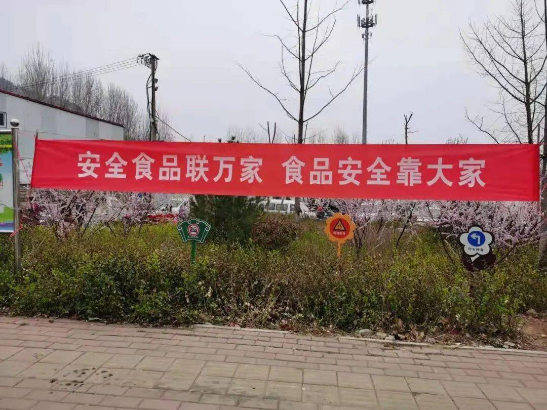 悬挂宣传条幅与此同时,仲宫供销社在龙山路设置咨询台,通过实物现场