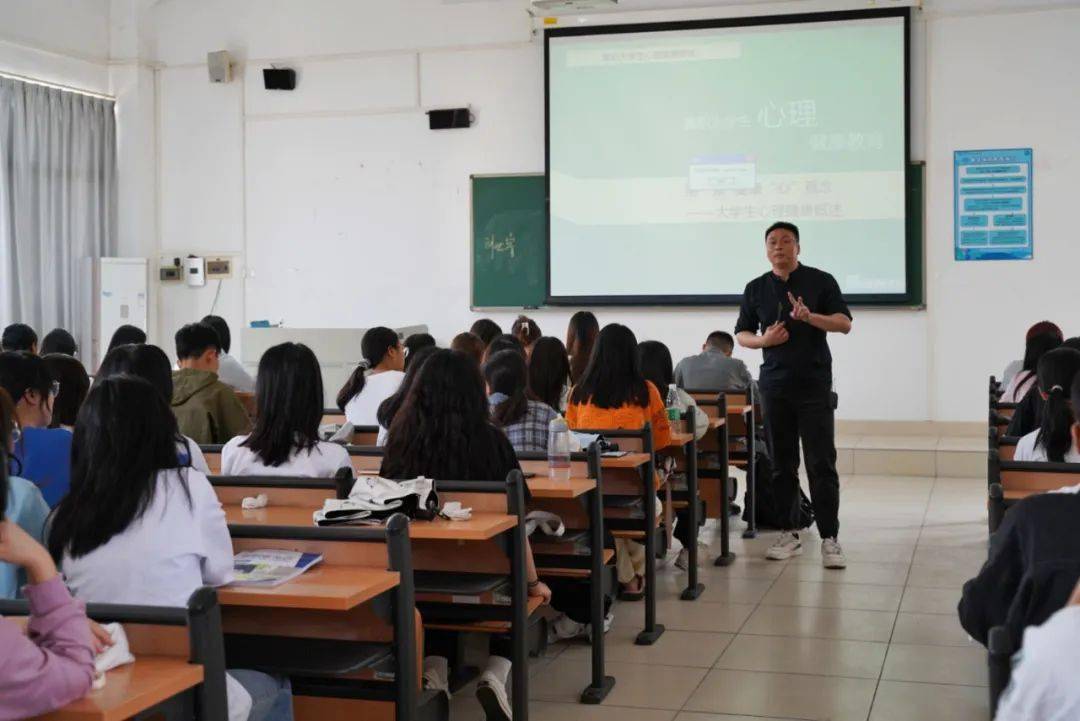 心今天是开课的日子上早课的学生们学生们踏上了去往教室的校道伴着微