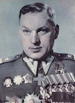 身穿波兰元帅服的罗科索夫斯基罗科索夫斯基这位优秀的指挥官,善于