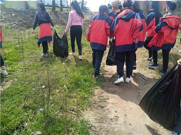 枝江市百里洲中学开展学雷锋志愿者清江行动
