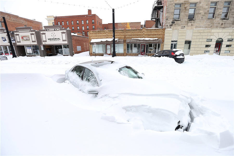 美国怀俄明州迎来暴风雪多处道路受阻