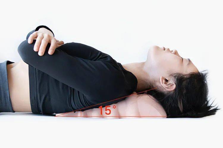 只要你枕下去,颈椎从1到第7节,都会顺着这个弧度,往自然曲度拉伸.