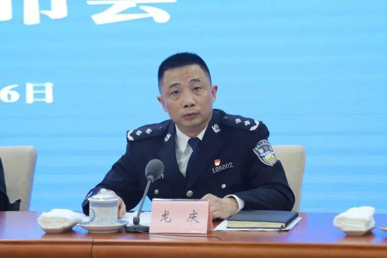 区公安分局政委龙庆,区委政法委常务副书记冯玲,区司法局局长姚力莉
