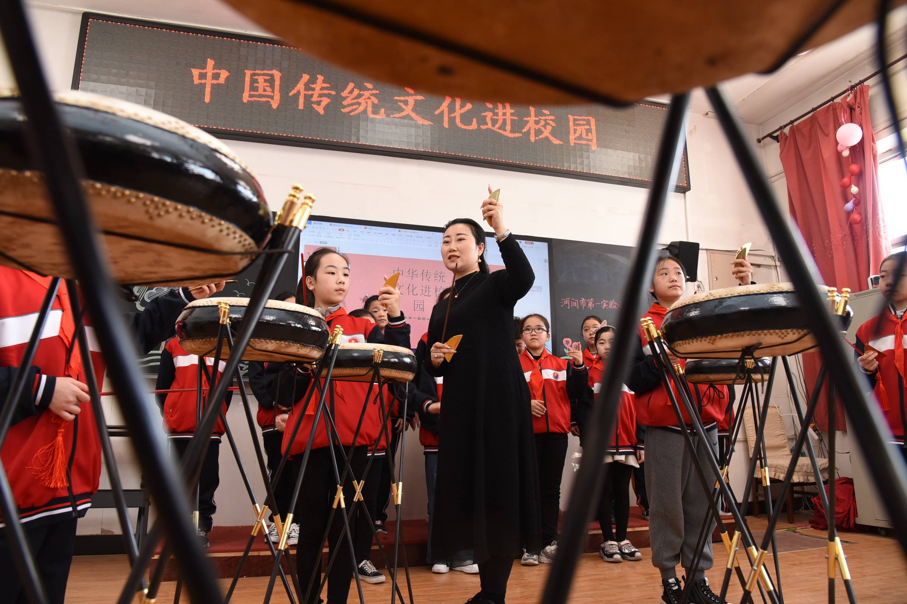 3月17日,西河大鼓艺人在河间市第一实验小学指导学生练习西河大鼓.