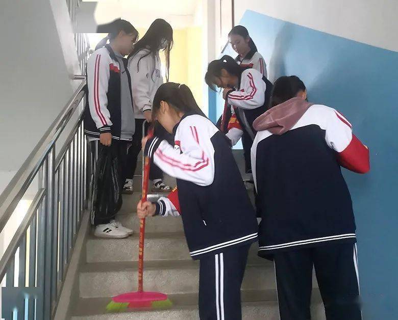 (新宁一中 供稿)昌平中学3月5日,昌平中学校团委组织团员志愿者到校